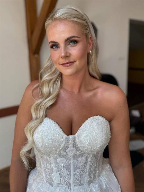Nevěsta s rozpuštěnými blond vlnami